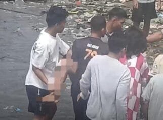 Tangkapan layar video viral proses evakuasi pria paruh baya ditemukan diduga meninggal dunia di bibir pantai di Bantaeng.