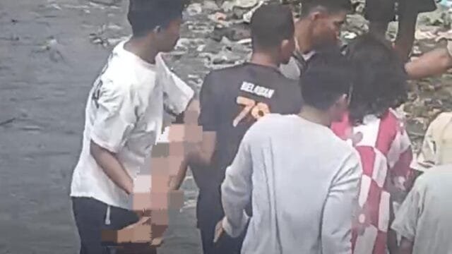 Tangkapan layar video viral proses evakuasi pria paruh baya ditemukan diduga meninggal dunia di bibir pantai di Bantaeng.