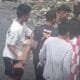 Tangkapan layar video viral proses evakuasi pria paruh baya ditemukan diduga meninggal dunia di bibir pantai di Bantaeng.