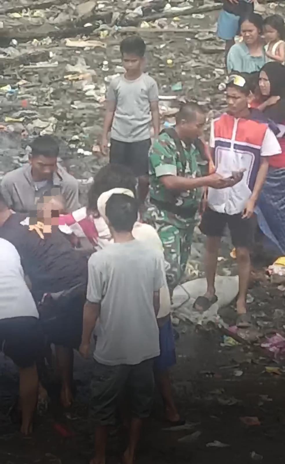 Tangkapan layar video viral proses evakuasi pria paruh baya ditemukan diduga meninggal dunia di bibir pantai di Bantaeng.