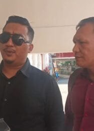 Korban kreditur, Zaid (kiri) salah satu pemohon yang menggugat pihak pengembang perumahan bersama kuasa hukumnya.