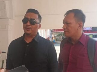 Korban kreditur, Zaid (kiri) salah satu pemohon yang menggugat pihak pengembang perumahan bersama kuasa hukumnya.