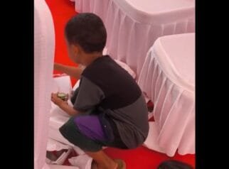 Viral bocah gowa pungut sisa kue pejabat