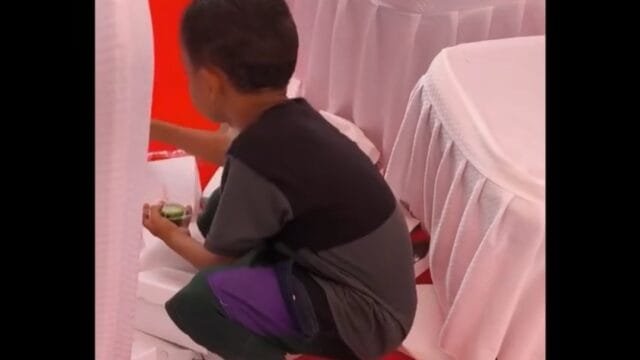 Viral bocah gowa pungut sisa kue pejabat