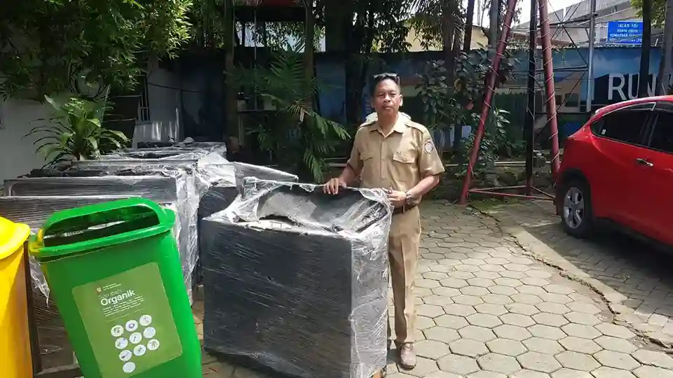 Bantuan Tempat Sampah DLH Dukung Adiwiyata SD Layang