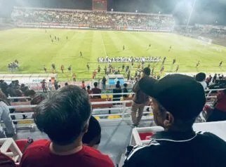 Kalah Dramatis di Injury Time, Suporter PSM Ricuh dan Masuk Lapangan: "Hal Biasa dalam Atmosfer Sepak Bola"