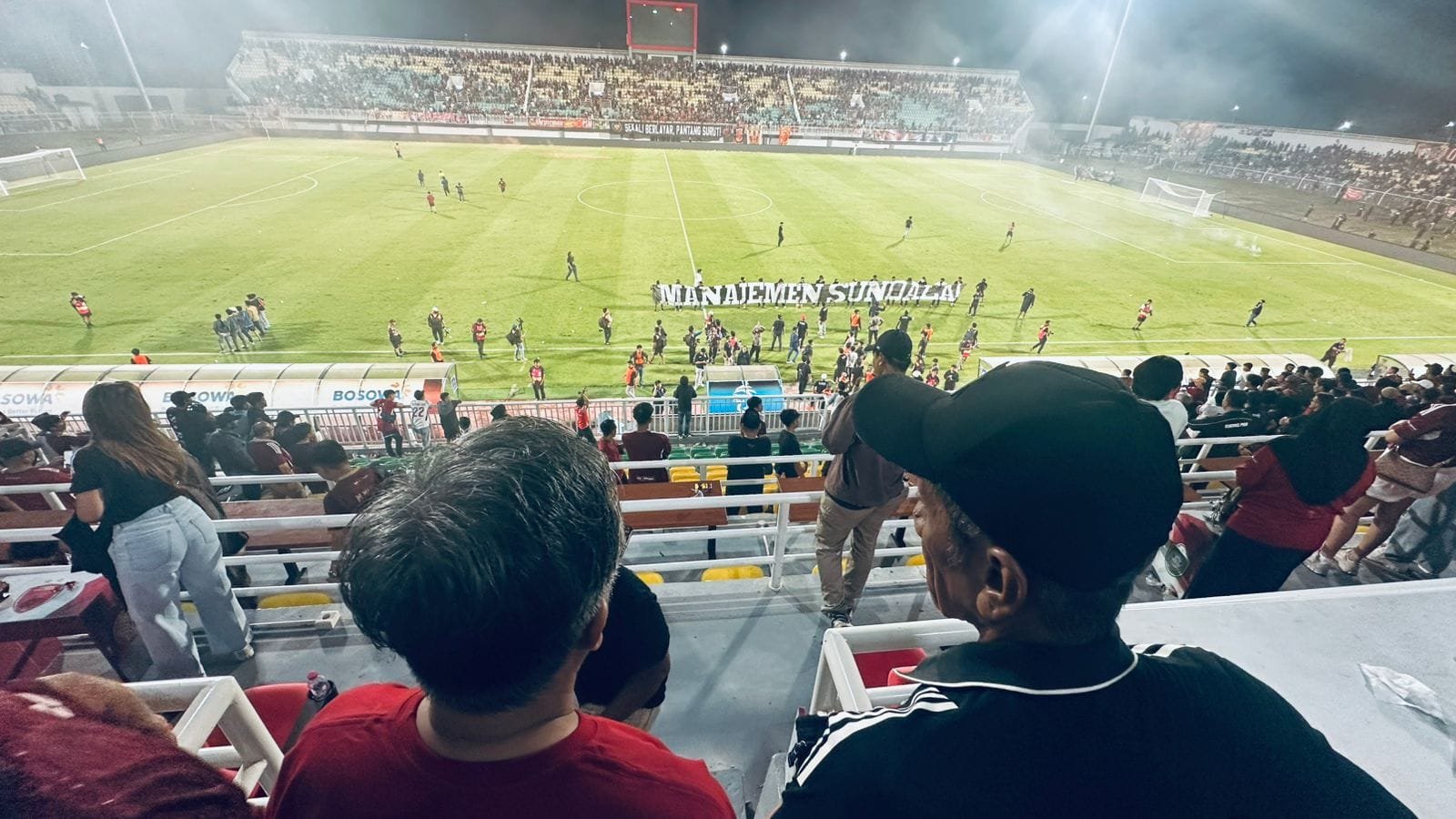 Kalah Dramatis di Injury Time, Suporter PSM Ricuh dan Masuk Lapangan: "Hal Biasa dalam Atmosfer Sepak Bola"