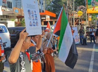Relawan dan Aktivis Makassar Gelar Aksi Berisik Desak Pembebasan Sembilan WNI yang Disandera Israel