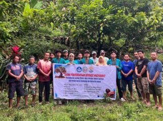 Dosen UIT Dampingi Petani Kakao di Bone dengan Teknik Sanitasi dan Pupuk Organik