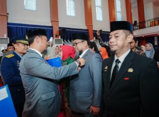 Gubernur Sulsel Sematkan Satyalencana Karya Satya kepada 398 PNS