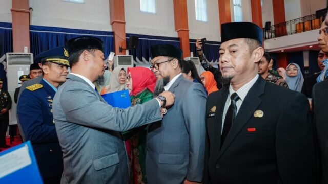 Gubernur Sulsel Sematkan Satyalencana Karya Satya kepada 398 PNS