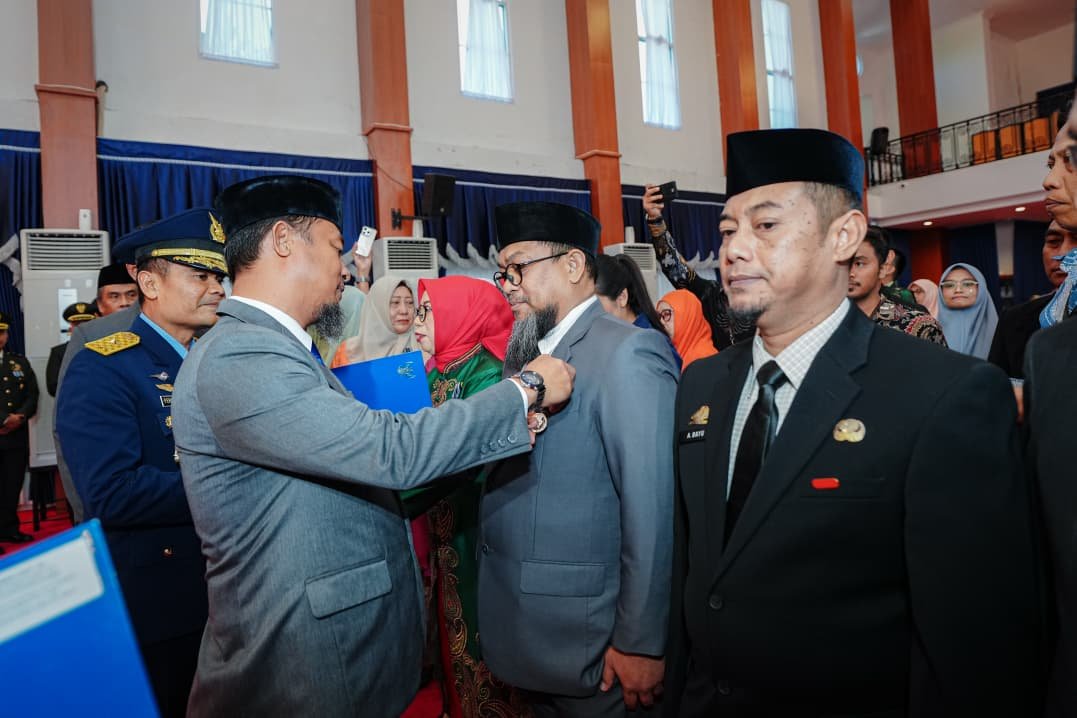 Gubernur Sulsel Sematkan Satyalencana Karya Satya kepada 398 PNS