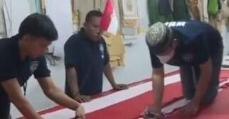 Jelang HUT RI ke-81, Warga Binaan Lapas Makassar Jahit Ratusan Bendera Merah Putih