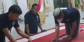 Jelang HUT RI ke-81, Warga Binaan Lapas Makassar Jahit Ratusan Bendera Merah Putih