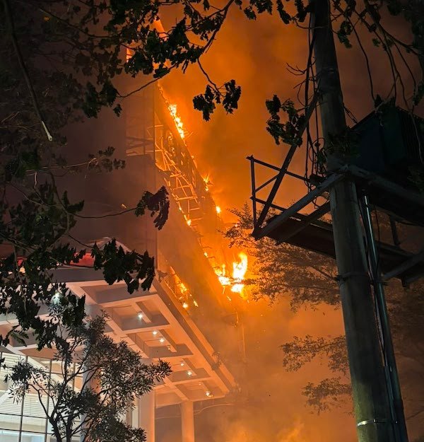 Mall Nipah Makassar Terbakar, Api Diduga Berasal dari Korsleting Neon Box