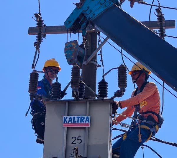 Momen Kemerdekaan RI, PLN ULP Sungguminasa Lakukan Manajemen Trafo di Jalan Poros Pattallassang