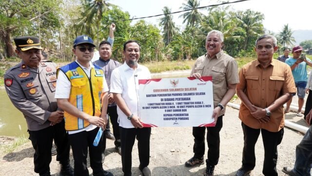 Gubernur Sulsel Serahkan 0 Pompa Ponton untuk Atasi Kekeringan di Pinrang