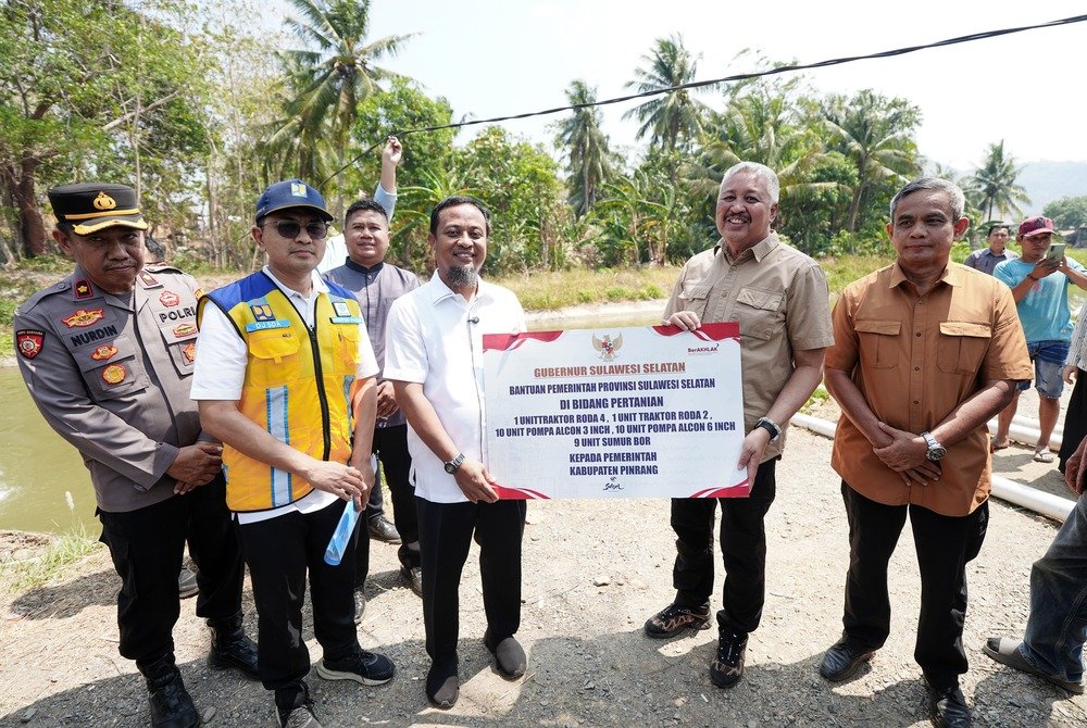 Gubernur Sulsel Serahkan 0 Pompa Ponton untuk Atasi Kekeringan di Pinrang