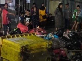 Sampah Tak Diangkut Sepekan, Warga Bonto-Bontoa Gowa Blokade Jalan