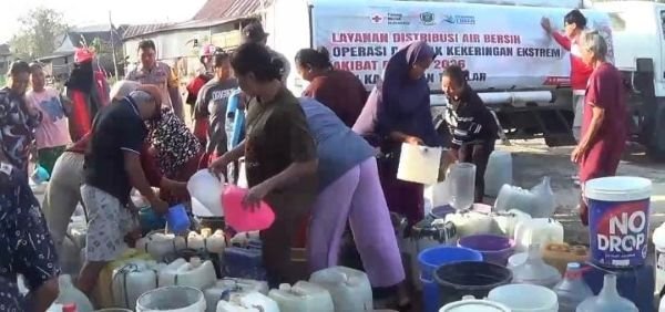 Warga Desa Bonto Parang Terima Bantuan 12 Ribu Liter Air Bersih