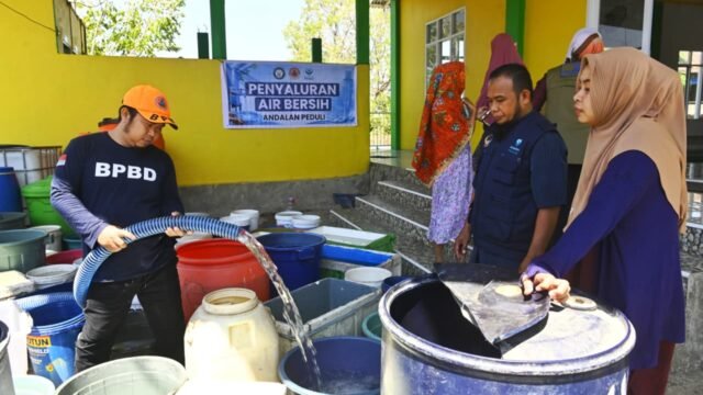 Gubernur Andi Sudirman Menyalurkan 403.000 Liter Air Bersih untuk 4.936 KK di Makassar