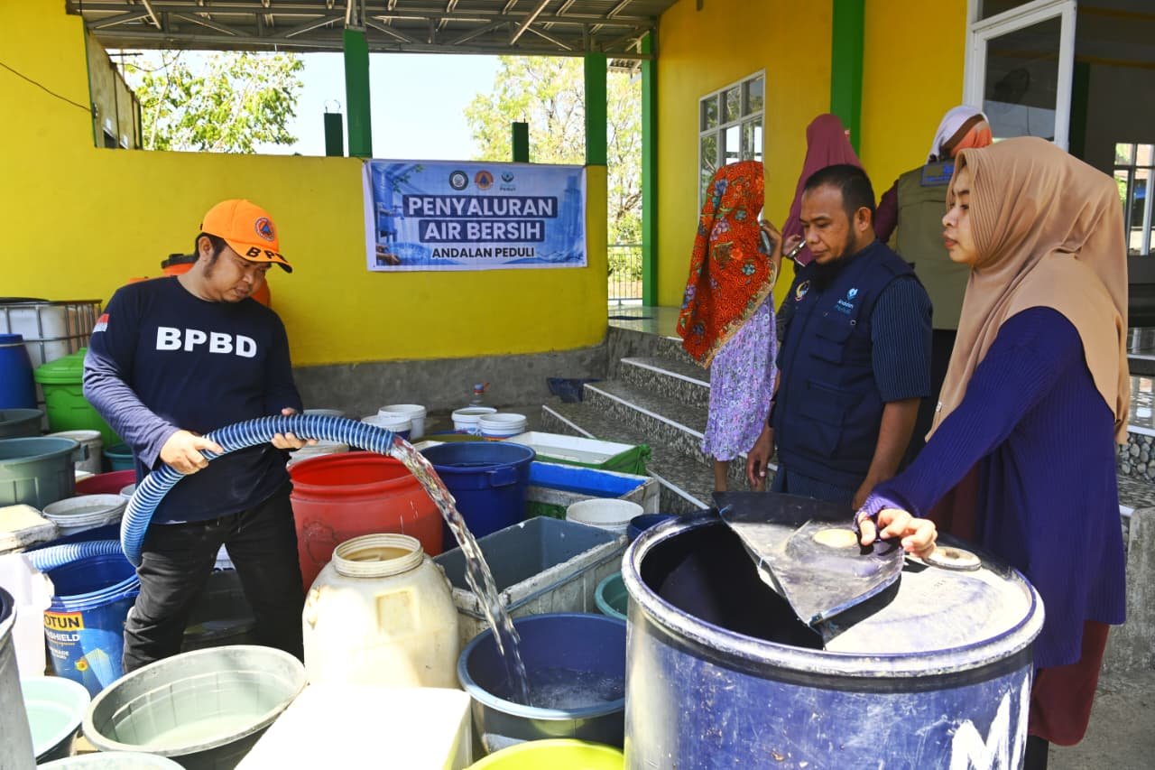 Gubernur Andi Sudirman Menyalurkan 403.000 Liter Air Bersih untuk 4.936 KK di Makassar