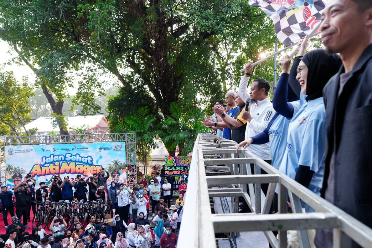 Gubernur Andi Sudirmansul Memimpin Parade Kirab Swasembada dan Jalan Sehat Anti Mager