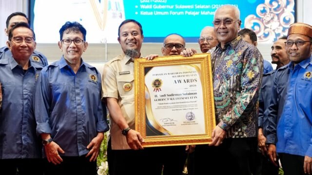 Hadiri Pelantikan PWI Sulsel, Gubernur Andi Sudirman Terima Penghargaan Tokoh Pembangunan dan Konektivitas Daerah